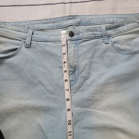 Chico's  Size 3 US XL Perfect Stretch Girlfriend Slim Leg Capris Lightwash Jeans - Picture 4 of 9